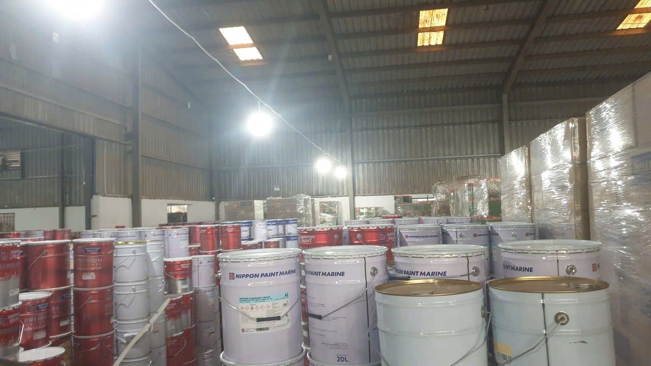 Thùng sơn công nghiệp xếp kín sàn kho chứa vật tư thi công
